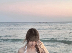 身材瘦瘦的, 卻有一對巨乳