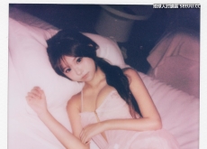 阿女，你著到咁樣訓响床上, 好危險㗎喎～