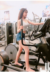 越南高中嫩妹「辣露乳溝」健身，白皙長腿看了快噴血！