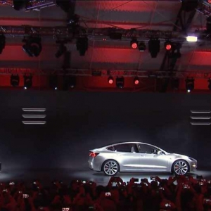 Tesla Model 3正式發表, 真身曝光